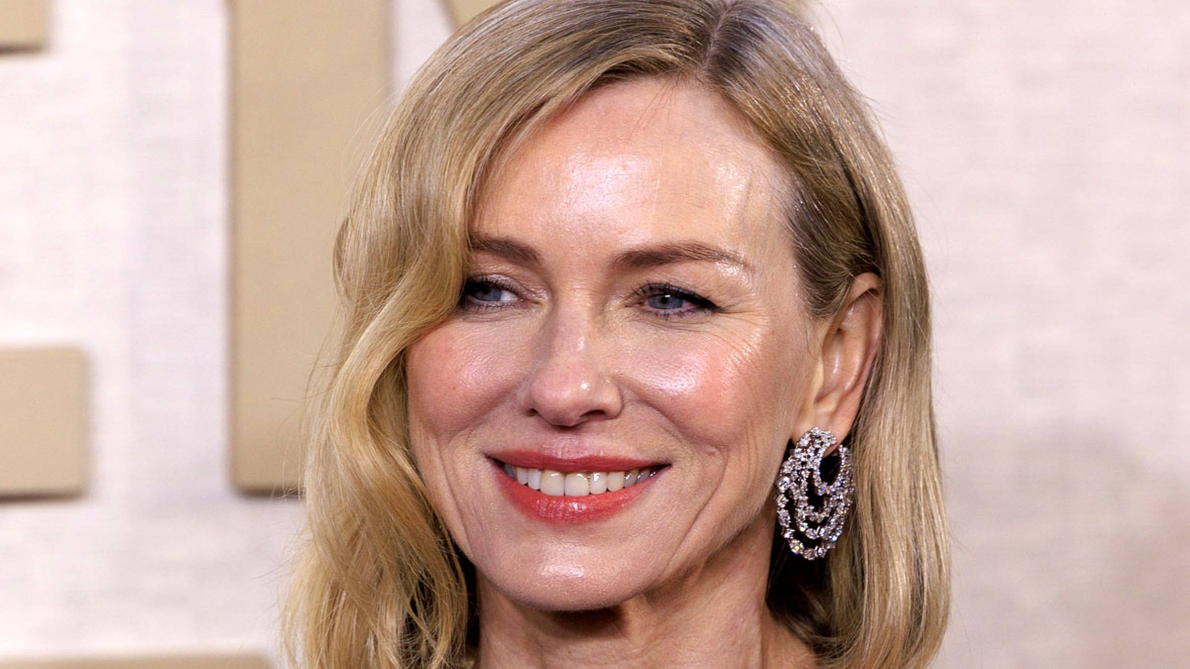 Наоми Уоттс поддержала сына при поступлении — трогательные кадры из семьи смотреть онлайн