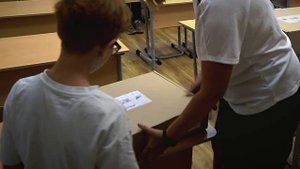 В школах Твери продолжается выдача школьной формы