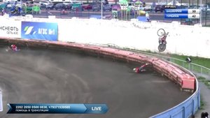 Мотоцикл гонщика вылетел на зрителей во время соревнований по спидвею в Башкирии