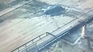 Дырка в пролете моста ведущего на остров в Корабельный район в Херсоне.