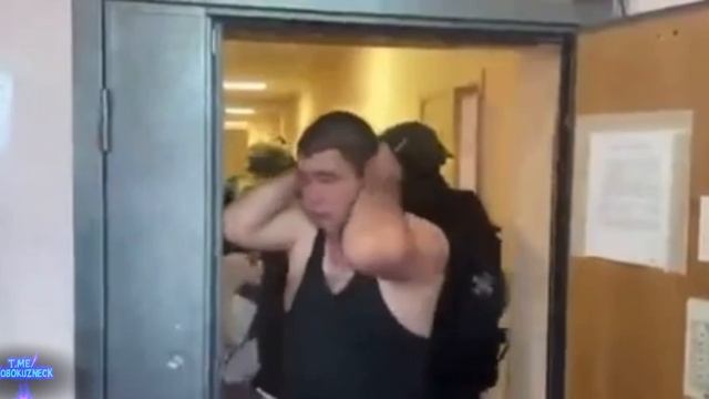 ОМОН крепит обезьян 🦧 смотреть онлайн