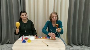 Исполняем вальс с детскими музыкальными инструментами.