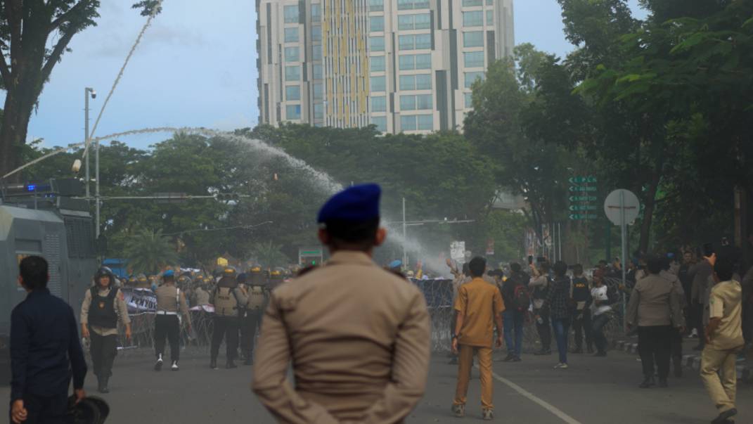 Протесты с погромами вспыхнули в Индонезии