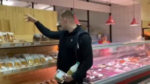 Незаменимые специалисты торгуют просрочкой и дерзят покупателям в московском магазине !!!