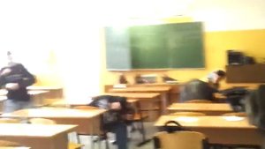 Парни разбили стекло в школе