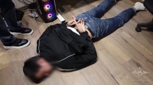 В Уфе задержали темщиков-дроповодов, у которых при обыске нашли деньги, телефоны