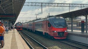 «Параллельно!» Электропоезда ЭП3Д - 0140 и ЭД9Э - 0037 на ст.Нижний Новгород Московский, июль 2025