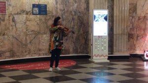 Метро Таганская-кольцевая. Скрипка. "Город, которого нет". Раньше исполнял Игорь Корнелюк.