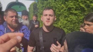 Граждани Украины не позволяют глумиться над нашими святынями на Почаевской монашеском кладбище!