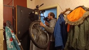 Затаскиваю велосипед через ванну