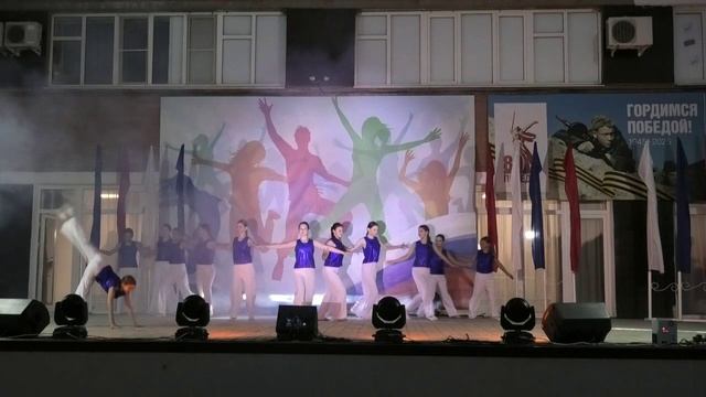 Праздничный концерт - Под знаменем России - 2025 смотреть онлайн