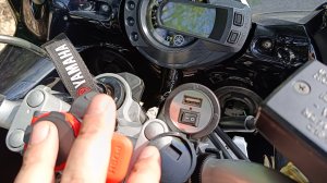 Yamaha FZ6-S. Установка зарядки AIRLINE.