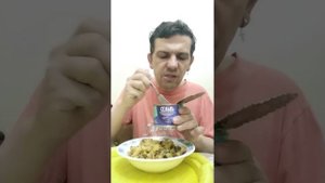 Обжор мукбанг жареная картошка с луком и селёдкой, салат из огурцов и помидоров