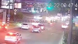 Момент дтп с участием курьера-мопедиста и автозака.