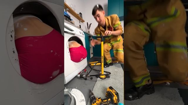 😱 ЗАСТРЯЛА В МАШИНКЕ