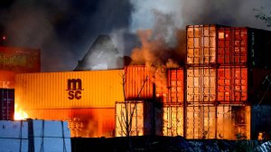 В Гамбурге вторые сутки не могут потушить крупный пожар в порту