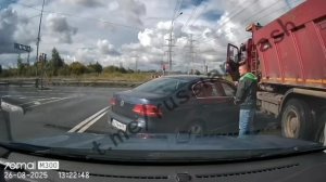 Интересно узнать чем занимался водитель за рулем, что попал в такое нелепое ДТП. Санкт-Петербург