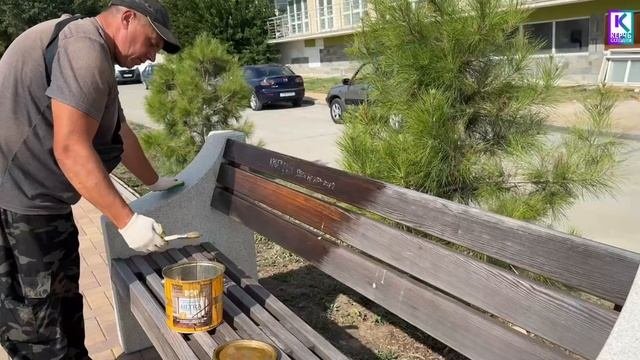 В сквере на Адмиралтейском проезде покрасили скамейки