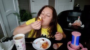 Мукбанг Сырники с шоколадной начинкой, со сметаной и вареньем. Шоколадное мороженое рожок.