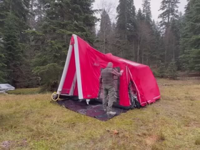 Палатка надувная кемпинг в лесу у маленькой речки смотреть онлайн