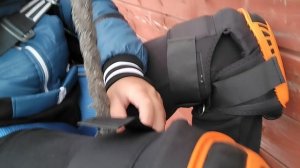 Показываю как работает система страховки в работе