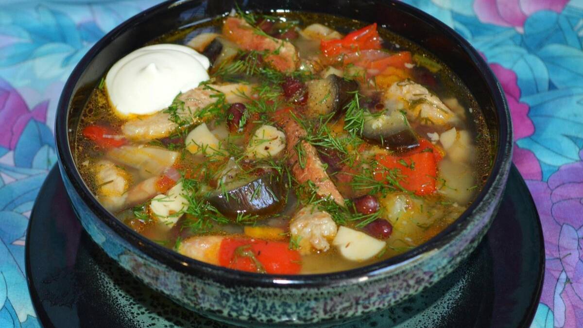 Овощной суп с мясом и грибами