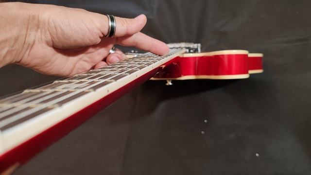 Обзор сборки китайской реплики Gibson ES-335 красной с коротким анкером. смотреть онлайн