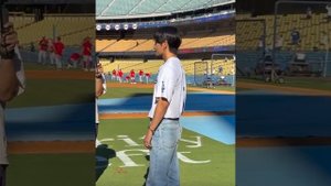 V из BTS - первый мяч на матче «Доджерс»!