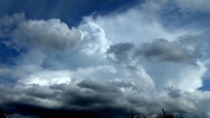 Небольшое грозовое облако и проливной дождь над городом Вязники 26.08.2025