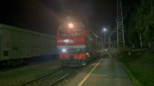 Тепловоз ТЭП70БС - 195 прицепляется к пасс.поезду на ст.Красный Узел, июль 2025 года