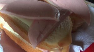 МУКБАНГ :  Бутерброды с маслом и колбасой     ПОДПИШИСЬ