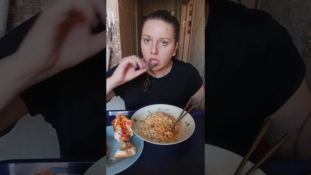 А вот и обед 😋корейская лапша Buldak острая, жгучая🥵 + хот дог 🌭 #мукбангроссия #емнакамеру#