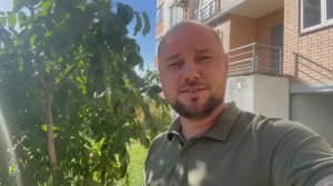 Покупатель квартиры идёт на просмотр