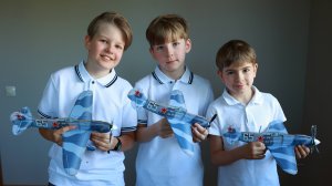 Ла - 5 в деле, лучший аэродром для кордовых инерциончиков - школьный спортзал! Категория 10+.