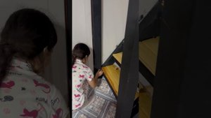 Огромный кузнечик . Охотимся на него , а он на нас)