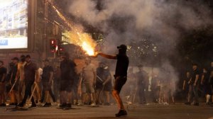 Протестующие в Сербии устроили провокацию у здания университета в Белграде