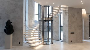 Обзор лифта установленного в частном доме. Серия MS1300 шахта и кабина из просветлённого стекла.