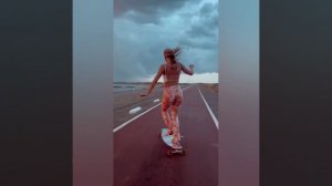 девушка и лонгборд