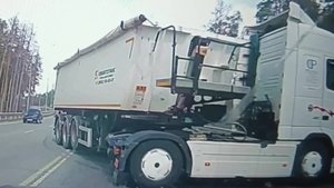 Фура протаранила три легковушки: Момент ДТП в Барнауле