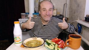 на обед у нас с Рыжулей щи, овощи и ряженка. мукбанг. обжор. еда на камеру. диета. шизофрения.