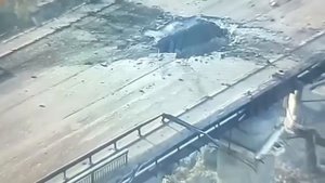 Мост в Корабельном районе Херсона сразу после первого удара авиабомбой с УМПК