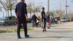 Уличные артисты с неплохим номером. Снято на набережной в Росас, Испании.