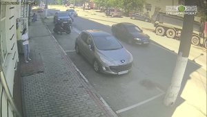 В Твери ребёнок бросился под колёса большегруза.