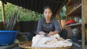 Мама одиночка, готовит кислую свинину в гигантских бамбуковых трубках, чтобы продать её на рынке.