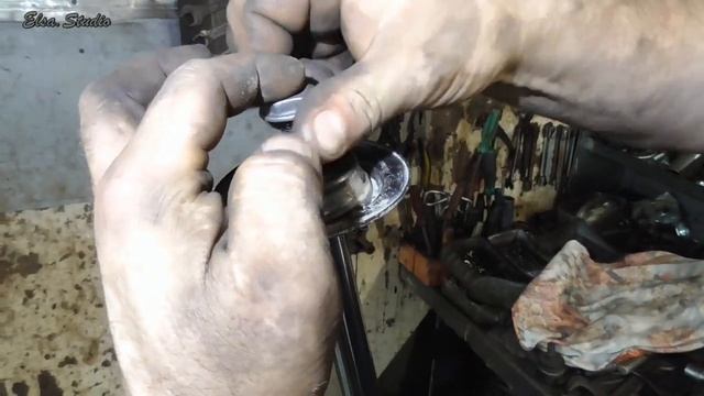 Замена передней стойки Skoda Rapid смотреть онлайн