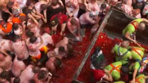 🍅 Испания утонула в помидорах: на улицах страны прошёл праздник «Томатина»