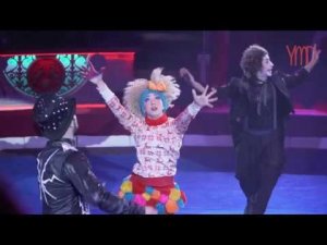 У клоунов серьёзный подход к жонглированию:) Clowns are serious about juggling:)