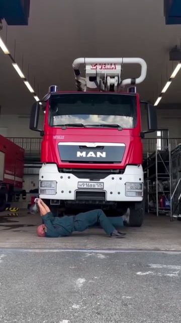 Такого вы еще не видели: как спасатель из Приморья жонглирует гирями вместо мячиков смотреть онлайн