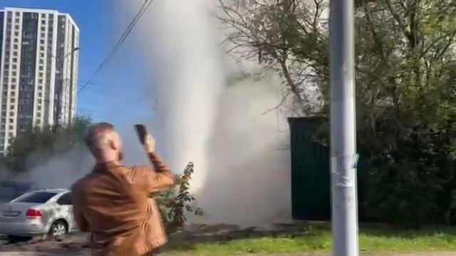 В Химках прорвало теплотрассу, из земли забили фонтаны кипятка. смотреть онлайн