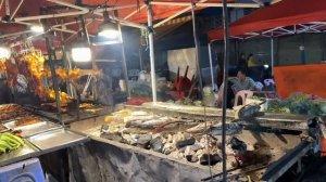 Ночная уличная еда на вечернем Русском рынке, город Пномпень, Камбоджа